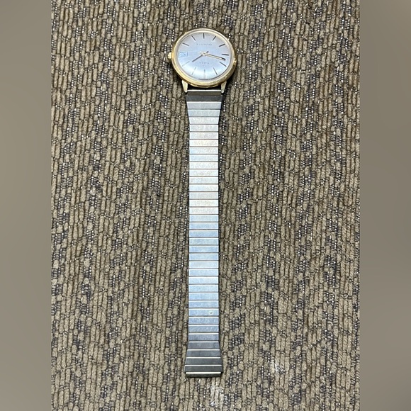 Vintage Timex Quartz Watch with Date Display - Picture 4 of 8